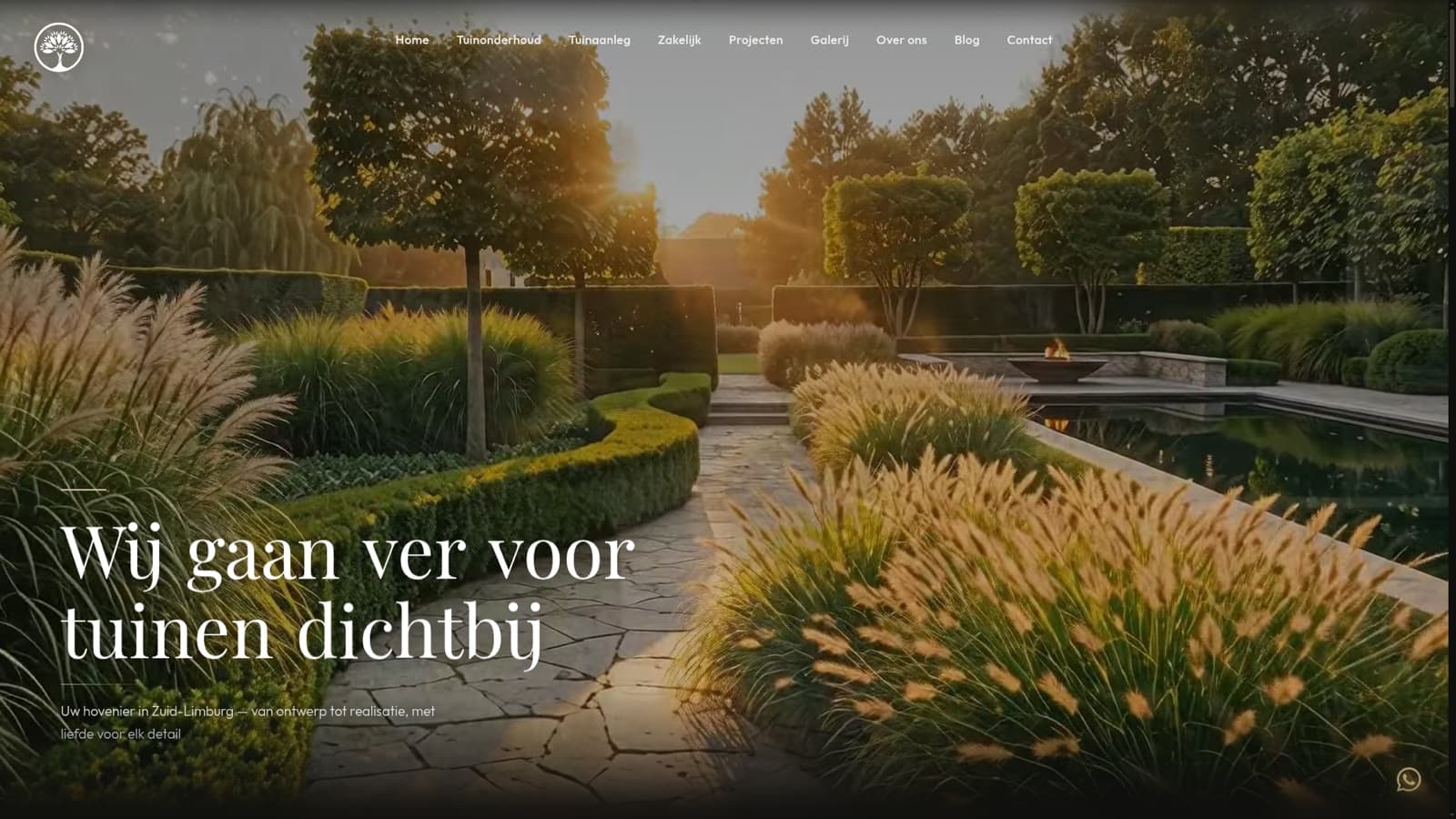 Homepagina van Top Tuinen met de kop 'Wij gaan ver voor tuinen dichtbij' boven een tuinpad bij zonsondergang